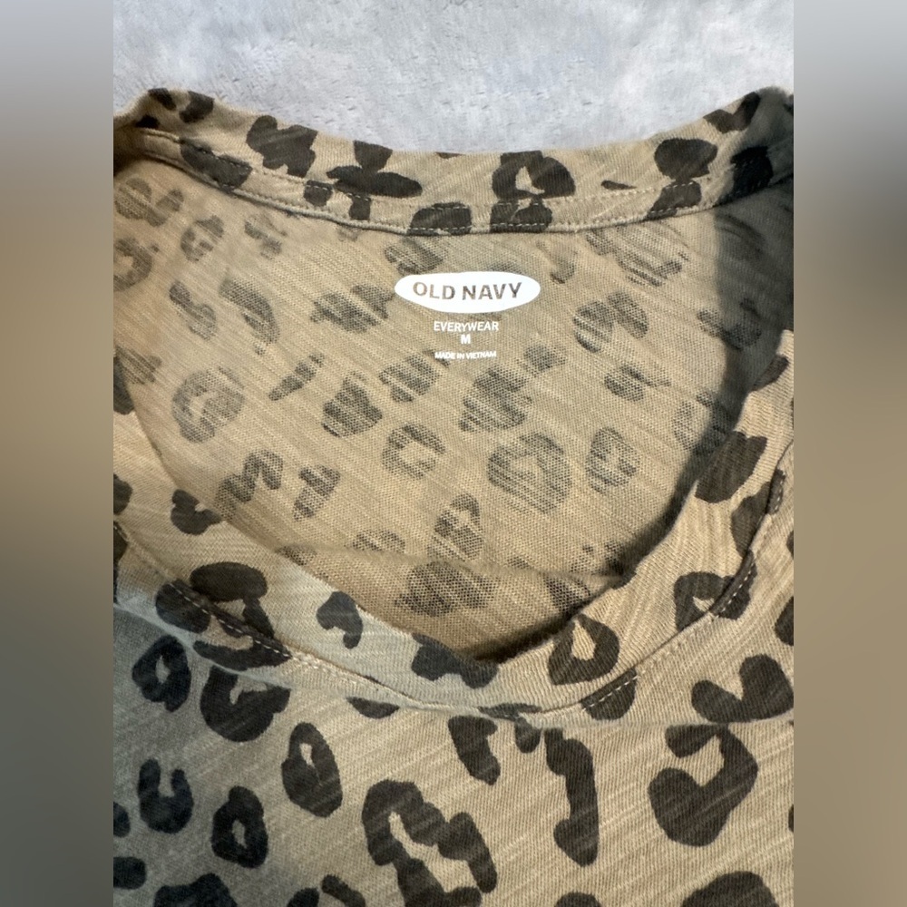 Old Navy EveryWear Crew-Neck Leapard Printed T-Shirt - Picture 2 of 6